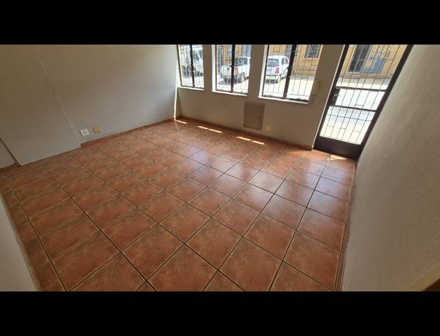 140M² FACTORY TO LET IN APEX